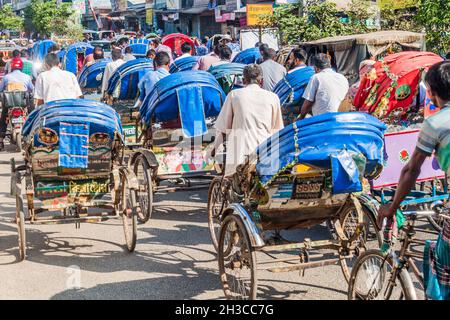 BOGRA, BANGLADESH - 6 NOVEMBRE 2016 : rue pleine de rickshaws dans le centre de Bogra, Bangladesh. Banque D'Images