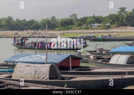 BOGRA, BANGLADESH - 7 NOVEMBRE 2016 : bateaux sur les rives de la rivière Jamuna à Sariakandi Ghat près de Bogra, Bangladesh. Banque D'Images