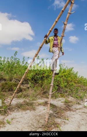 JAMUNA, BANGLADESH - 7 NOVEMBRE 2016 : pêcheur local sur une île de sable de la rivière Jamuna près de Bogra, Bangladesh. Banque D'Images