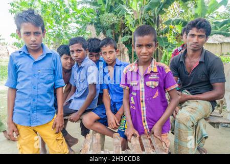 JAMUNA, BANGLADESH - 7 NOVEMBRE 2016 : enfants locaux sur une île de sable à Jamuna, au Bangladesh Banque D'Images