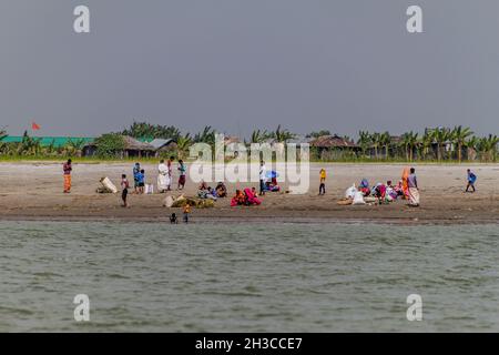 JAMUNA, BANGLADESH - 7 NOVEMBRE 2016 : les habitants d'une île de sable à la rivière Jamuna près de Bogra, Bangladesh. Banque D'Images