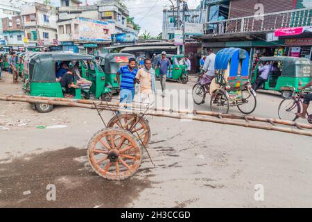 BOGRA, BANGLADESH - 7 NOVEMBRE 2016 : divers véhicules dans une rue à Bogra, Bangladesh. Banque D'Images