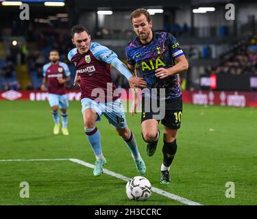 Harry Kane #10 de Tottenham Hotspur et Connor Roberts #14 de Burnley batailles pour le ballon Banque D'Images