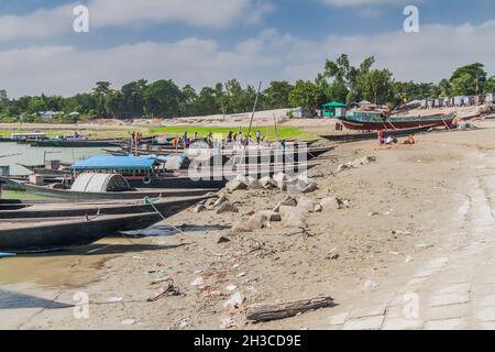 BOGRA, BANGLADESH - 7 NOVEMBRE 2016 : bateaux sur les rives de la rivière Jamuna à Sariakandi Ghat près de Bogra, Bangladesh. Banque D'Images