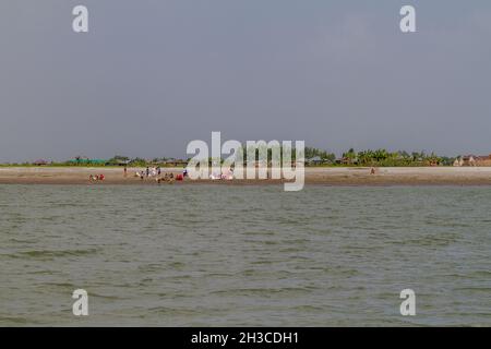 JAMUNA, BANGLADESH - 7 NOVEMBRE 2016 : les habitants d'une île de sable à la rivière Jamuna près de Bogra, Bangladesh. Banque D'Images