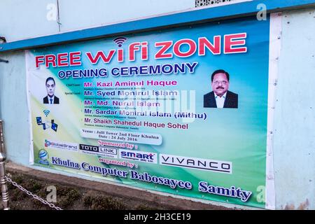 KHULNA, BANGLADESH - 16 NOVEMBRE 2016 : affiche de la zone Wi-fi gratuite sur un mur à Khulna, au Bangladesh Banque D'Images