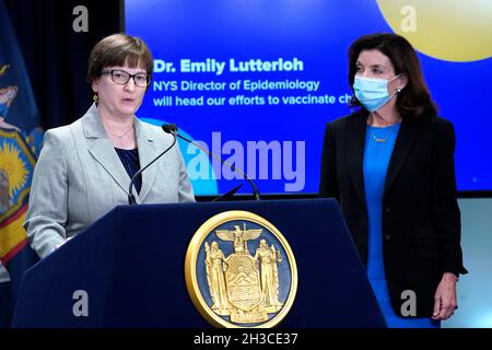 New York, États-Unis.27 octobre 2021.Emily Lutterloh, directrice de l’épidémiologie de New York, s’exprime en tant que gouverneure de l’État de New York Kathy Hochul, qui annonce 23 nouveaux sites de vaccination «#VaxToSchool » afin d’augmenter les taux de vaccination chez les enfants d’âge scolaire le 27 octobre 2021 à New York City, aux États-Unis.Depuis le lancement du programme «#VaxToSchool », 114 sites ont été mis en place jusqu'à présent.(photo de John Lamparski/Sipa USA) crédit: SIPA USA/Alay Live News Banque D'Images