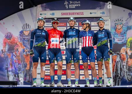 Nina Kessler, Lauren Stephens et les pilotes de l'équipe TIBCO se préparant à la quatrième étape de la course cycliste AJ Bell Women's Tour, à partir de Shoeburyness Banque D'Images