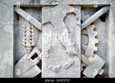 WWI, San Martino del Carso, Friuli Venezia Giulia, Italie.Près de la tranchée appelée 'trincea delle frasche' on peut voir la pierre commémorative dédiée à Filippo Corridoni.Il avait été représentant syndical avant la guerre et est mort dans ce quartier le 23 octobre 1915.Le monument de 23 mètres a été fait par le sculpteur Francesco Ellero en 1933, pour se conformer à la volonté de Benito Mussolini, qui voulait commémorer son vieil ami, qui était mort en guerre et son corps perdu sans identification.Une sculpture fasciste, un monument porte les symboles de cette époque : la grêle romaine à main levée, l'est Banque D'Images