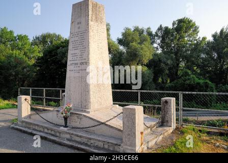 WWI, Pederobba, Italie.Stèle érigé en 1972 à la mémoire de l'assaut, qui a eu lieu dans la nuit du 26 octobre 1918, sur un pont ponton construit par des ingénieurs italiens et français.L'assaut, qui a pris fin avec l'expulsion des Autrichiens sur la rive gauche du Piave, a été le prélude à la capitulation austro-hongroise et à la victoire de Vittorio Veneto. Banque D'Images