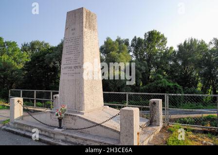 WWI, Pederobba, Italie.Stèle érigé en 1972 à la mémoire de l'assaut, qui a eu lieu dans la nuit du 26 octobre 1918, sur un pont ponton construit par des ingénieurs italiens et français.L'assaut, qui a pris fin avec l'expulsion des Autrichiens sur la rive gauche du Piave, a été le prélude à la capitulation austro-hongroise et à la victoire de Vittorio Veneto. Banque D'Images