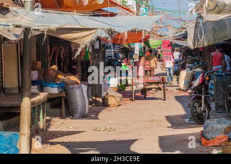 MORRELGANJ, BANGLADESH - 18 NOVEMBRE 2016 : vue d'un marché dans le village de Morrelganj, Bangladesh Banque D'Images