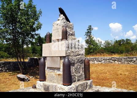 Lokvica (SLO) : sur la piste militaire de Lokvica à Kostanjevica, on peut voir le monument dédié à l'archiduc Joseph, qui a commandé le 7e corps austro-hongrois.La grande pierre commémorative y a été placée par les hommes du 43e régiment d'infanterie de Caransebes, Roumanie.Les mêmes soldats ont construit la route qui s'appelait 'Herzherzog Joseph Strasse'.La pierre marque également la distance entre les deux villages. Banque D'Images