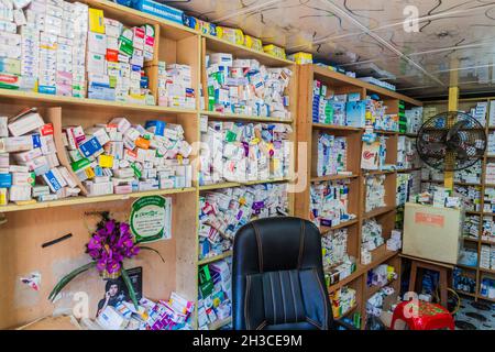 MORRELGANJ, BANGLADESH - 18 NOVEMBRE 2016 : vue sur une pharmacie dans le village de Morrelganj, Bangladesh Banque D'Images