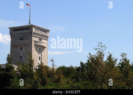 Slovénie, colline de Cerje.La tour du Mémorial de la paix.La forteresse monumentale préserve les témoignages les plus importants de l'histoire slovène, des manuscrits anciens de Frisinga aux peintures du peintre slovène Rudi Spanzel, jusqu'à la période du mouvement anti-fasciste TIGR et la guerre pour l'indépendance de la Slovénie. Banque D'Images