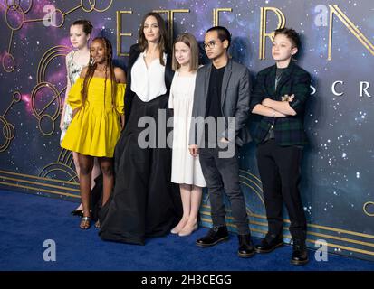 27 octobre 2021.Londres, Royaume-Uni.Shiloh Jolie-Pitt, Zahara Jolie-Pitt, Angelina Jolie, Vivienne Jolie-Pitt, Maddox Jolie-Pitt et KNOX Jolie-Pitt arrivent au Gala screening britannique d'Eternals, le BFI IMAX Waterloo.Crédit : Doug Peters/EMPICS/Alamy Live News Banque D'Images