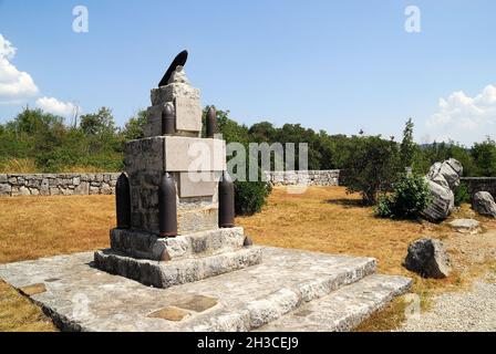 Lokvica (SLO) : sur la piste militaire de Lokvica à Kostanjevica, on peut voir le monument dédié à l'archiduc Joseph, qui a commandé le 7e corps austro-hongrois.La grande pierre commémorative y a été placée par les hommes du 43e régiment d'infanterie de Caransebes, Roumanie.Les mêmes soldats ont construit la route qui s'appelait 'Herzherzog Joseph Strasse'.La pierre marque également la distance entre les deux villages. Banque D'Images