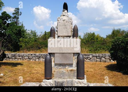 Lokvica (SLO) : sur la piste militaire de Lokvica à Kostanjevica, on peut voir le monument dédié à l'archiduc Joseph, qui a commandé le 7e corps austro-hongrois.La grande pierre commémorative y a été placée par les hommes du 43e régiment d'infanterie de Caransebes, Roumanie.Les mêmes soldats ont construit la route qui s'appelait 'Herzherzog Joseph Strasse'.La pierre marque également la distance entre les deux villages. Banque D'Images