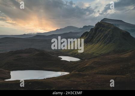 Tir de drone aérien de Quiraing - île de Skye, Écosse.Lever du soleil, automne 2021 Banque D'Images