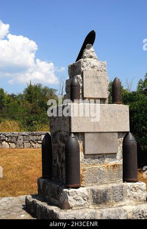 Lokvica (SLO) : sur la piste militaire de Lokvica à Kostanjevica, on peut voir le monument dédié à l'archiduc Joseph, qui a commandé le 7e corps austro-hongrois.La grande pierre commémorative y a été placée par les hommes du 43e régiment d'infanterie de Caransebes, Roumanie.Les mêmes soldats ont construit la route qui s'appelait 'Herzherzog Joseph Strasse'.La pierre marque également la distance entre les deux villages. Banque D'Images