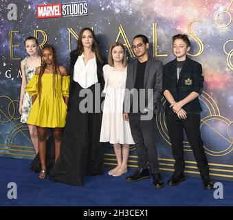 Photo à créditer ©Alpha Press 079965 27/10/2021 Angelina Jolie et enfants Shiloh Jolie Pitt Zahara Jolie Pitt Vivienne Jolie Pitt Maddox Jolie Pitt et KNOX Jolie Pitt Eternals Royaume-Uni première à Londres Banque D'Images