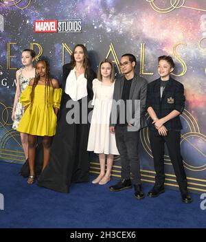 Photo à créditer ©Alpha Press 079965 27/10/2021 Angelina Jolie et enfants Shiloh Jolie Pitt Zahara Jolie Pitt Vivienne Jolie Pitt Maddox Jolie Pitt et KNOX Jolie Pitt Eternals Royaume-Uni première à Londres Banque D'Images