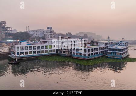 DHAKA, BANGLADESH - 20 NOVEMBRE 2016 : vue brumeuse du matin sur les bateaux du fleuve Buriganga à Dhaka, au Bangladesh Banque D'Images