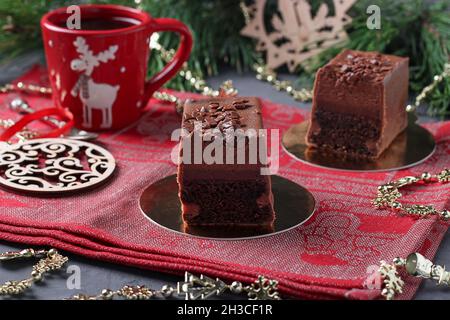 Brownie au chocolat, confit à la framboise et mousse au café recouvert de glaçage au chocolat gastronomique sur fond de nouvel an. Banque D'Images