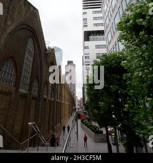 Londres, Grand Londres, Angleterre, octobre 26 2021 : des piétons descendent dans une allée à côté de la gare de Liverpool Street. Banque D'Images