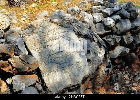 Mont Sei Busi, Friuli Venezia Giulia, Italie.La 'Dolina dei Bersaglieri' a été à nouveau mise en lumière il y a seulement vingt ans.Il est également connu sous le nom de 'Dolina dei Cinquecento', parce qu'une tombe de masse contenant les restes mortels de cinq cents soldats y a été trouvée pendant les travaux de restauration.La photo montre la pierre tombeau qui a été placée sur la tombe : l'inscription signifie : "...6e -123e- 124e- 138e infanterie et 15e Bersaglieri qui ont trouvé leur repos glorieux dans cette doline.Cette pierre commémorative a été placée ici par la 2ème batterie automobile 102, sur 10.10.16” (au fond, l'auteur Banque D'Images