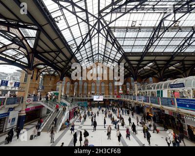 Londres, Grand Londres, Angleterre, octobre 26 2021 : hall principal de la gare de Liverpool Street. Banque D'Images