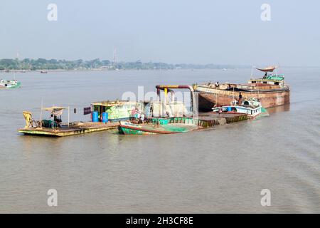 RUPSA, BANGLADESH - le 13 NOVEMBRE 2016 : dragues d'extraction de sable sur la rivière Rupsa, Bangladesh Banque D'Images