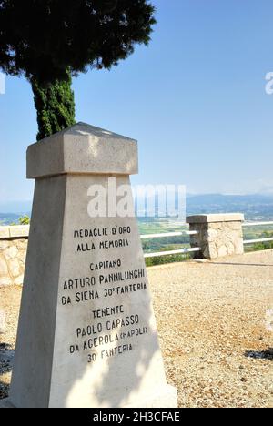 Mont San Michele, Friuli Venezia Giulia, Italie.23 juillet 2013.Un appel téléphonique de Naples : c'est Gino, le cousin de mon compagnon de vie.Il me demande de l'aider à trouver la pierre commémorative de son grand oncle sur le plateau du Karst.Le grand-oncle de Gino méritait une médaille d'or postumous pour avoir été tué dans une action courageuse à 'Bosco Cappuccio' .Nous n'avons aucune idée de l'endroit où pourrait être cette pierre.Une recherche web n'a donné aucun indice, le bureau d'information de Redipuglia est fermé, le propriétaire de l'hôtel où nous nous arrêtons ne peut pas nous aider.Dans la soirée, alors que nous avons dîner à un slovène 'gostilna', je me souviens qu'il y a un Banque D'Images