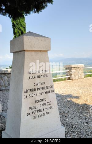 Mont San Michele, Friuli Venezia Giulia, Italie.23 juillet 2013.Un appel téléphonique de Naples : c'est Gino, le cousin de mon compagnon de vie.Il me demande de l'aider à trouver la pierre commémorative de son grand oncle sur le plateau du Karst.Le grand-oncle de Gino méritait une médaille d'or postumous pour avoir été tué dans une action courageuse à 'Bosco Cappuccio' .Nous n'avons aucune idée de l'endroit où pourrait être cette pierre.Une recherche web n'a donné aucun indice, le bureau d'information de Redipuglia est fermé, le propriétaire de l'hôtel où nous nous arrêtons ne peut pas nous aider.Dans la soirée, alors que nous avons dîner à un slovène 'gostilna', je me souviens qu'il y a un Banque D'Images