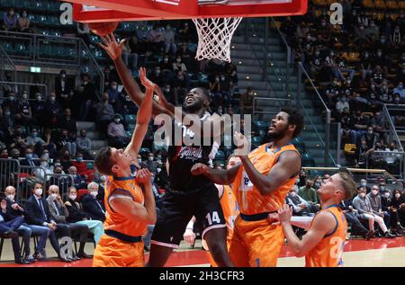 Bologne, Italie.27 octobre 2021.Mouhammadou Jaiteh (Segafredo Virtus Bologna) pendant le match Eurocup Segafredo Virtus Bologna vs.Ratiopharm Ulm au palais sportif de Paladozza - Bologne, 27 octobre 2021 crédit: Agence de photo indépendante/Alamy Live News Banque D'Images