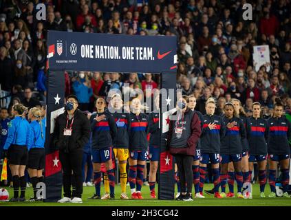 St. Paul, États-Unis.26 octobre 2021.Carli Lloyd (10), l'équipe nationale féminine des États-Unis, se dresse avec le reste de l'USWNT pour le jeu de l'hymne national le mardi 26 octobre 2021 à St. Paul, Minnesota.L'équipe nationale féminine des États-Unis a affronté la République de Corée lors d'un match international de football amical à Allianz Field.(Photo de Jeff Wheeler/Minneapolis Star Tribune/TNS/Sipa USA) crédit: SIPA USA/Alay Live News Banque D'Images