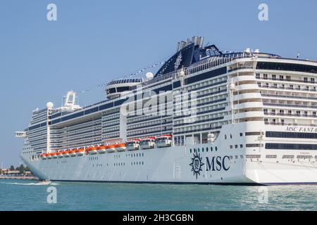 VENISE, ITALIE - 28 septembre 2014 : bateau de croisière MSC Fantasia amarré dans le port vénitien Banque D'Images