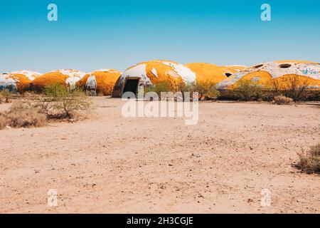 Le Domes à Casa Grande, Arizona.Construit en 1970s en tant qu'usine de fabrication d'ordinateurs, mais n'a jamais été achevé et est resté abandonné depuis Banque D'Images