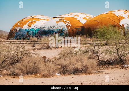 Le Domes à Casa Grande, Arizona.Construit en 1970s en tant qu'usine de fabrication d'ordinateurs, mais n'a jamais été achevé et est resté abandonné depuis Banque D'Images