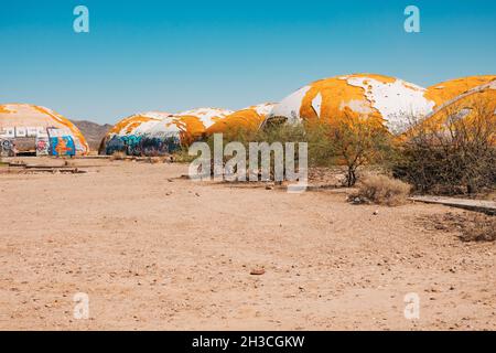 Le Domes à Casa Grande, Arizona.Construit en 1970s en tant qu'usine de fabrication d'ordinateurs, mais n'a jamais été achevé et est resté abandonné depuis Banque D'Images