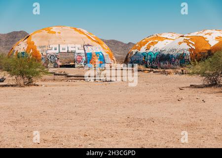 Le Domes à Casa Grande, Arizona.Construit en 1970s en tant qu'usine de fabrication d'ordinateurs, mais n'a jamais été achevé et est resté abandonné depuis Banque D'Images