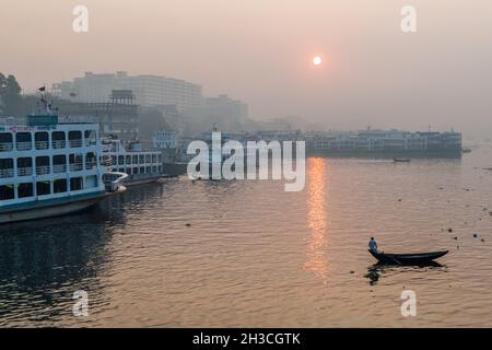 DHAKA, BANGLADESH - 20 NOVEMBRE 2016 : vue brumeuse du matin sur les bateaux du fleuve Buriganga à Dhaka, au Bangladesh Banque D'Images