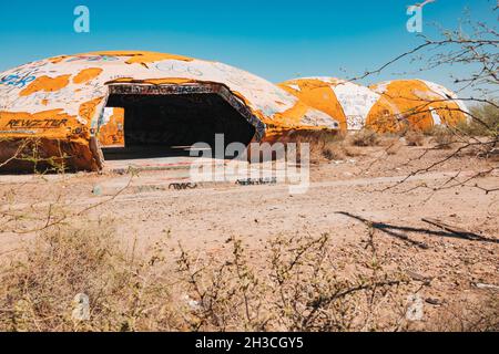 Le Domes à Casa Grande, Arizona.Construit en 1970s en tant qu'usine de fabrication d'ordinateurs, mais n'a jamais été achevé et est resté abandonné depuis Banque D'Images