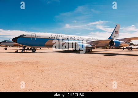 Un Boeing VC-137B Stratoliner, un 707 modifié qui a servi d'avion de transport présidentiel américain Air Force One, au musée de l'air et de l'espace de Pima Banque D'Images