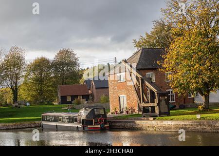 Burbage Wharf Old Crane avec bateau à rames amarré le long du canal Kennet et Avon près de Marlbourgh Wiltshire Banque D'Images