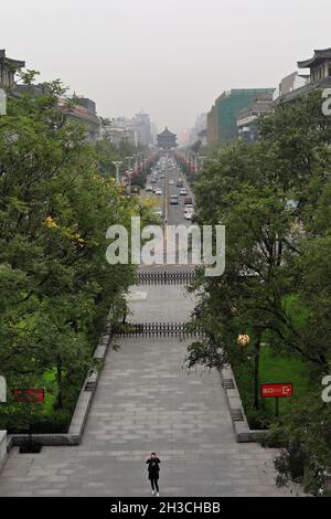 Vers le nord, vous verrez l'avenue Nandajie-Sud jusqu'à la tour Zhonglou-Bell.Xi'an-Chine-1608 Banque D'Images