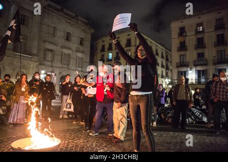 Barcelone, Catalogne, Espagne.27 octobre 2021.Protster est vu montrant une affiche avant qu'il ne la brûle.Un groupe d'indépendants catalans de différentes villes de Catalogne a effectué une marche torchlight du Parlement de Catalogne à la généralité de la Catalogne,Demander au gouvernement actuel de Catalogne de ne pas être d'accord avec le gouvernement espagnol et de revenir à l'ordre du jour de l'indépendance des gouvernements précédents.La manifestation avait comme slogan, ''indépendance ou de la démission' (Credit image: © Thiago Prudencio/DAX via ZUMA Press Wire) Banque D'Images