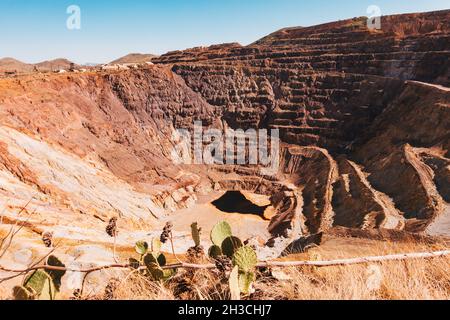 La mine de cuivre Sacramento Pit à Bisbee, en Arizona.Dernier extrait en 1931, il est maintenant abandonné, mais les puits adjacents sont encore actifs.Propriété de Freeport McMoRan Banque D'Images