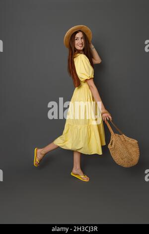 Charmante femme en robe d'été debout en studio Banque D'Images
