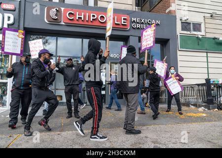 New York, NY - 27 octobre 2021 : les travailleurs du magasin Chipotle sont en grève pour des conditions de travail médiocres et des violations de la loi sur la semaine de travail de la ville au magasin de Upper Manhattan Banque D'Images